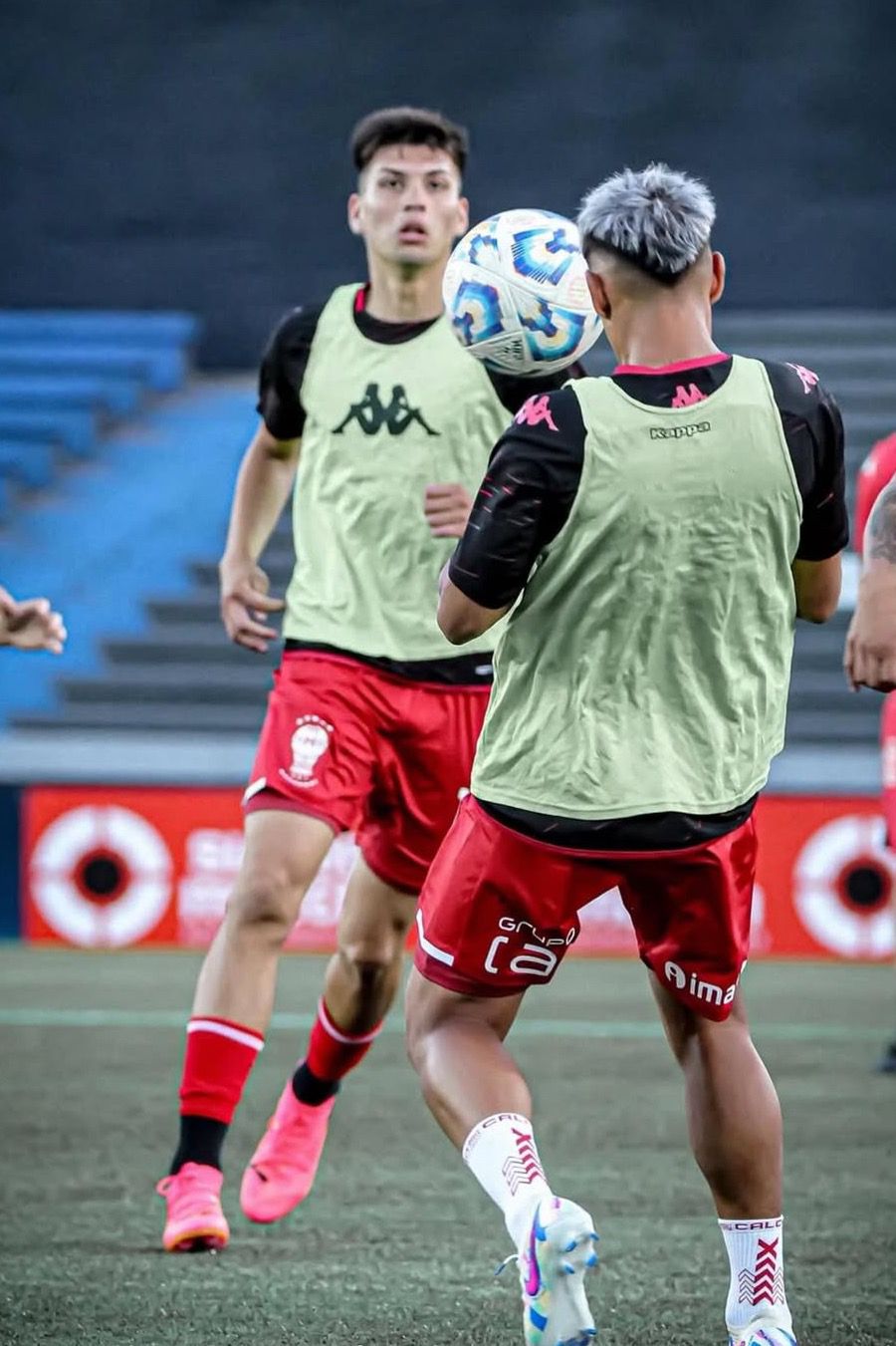 Jugadores en entrenamiento con medias Calcio