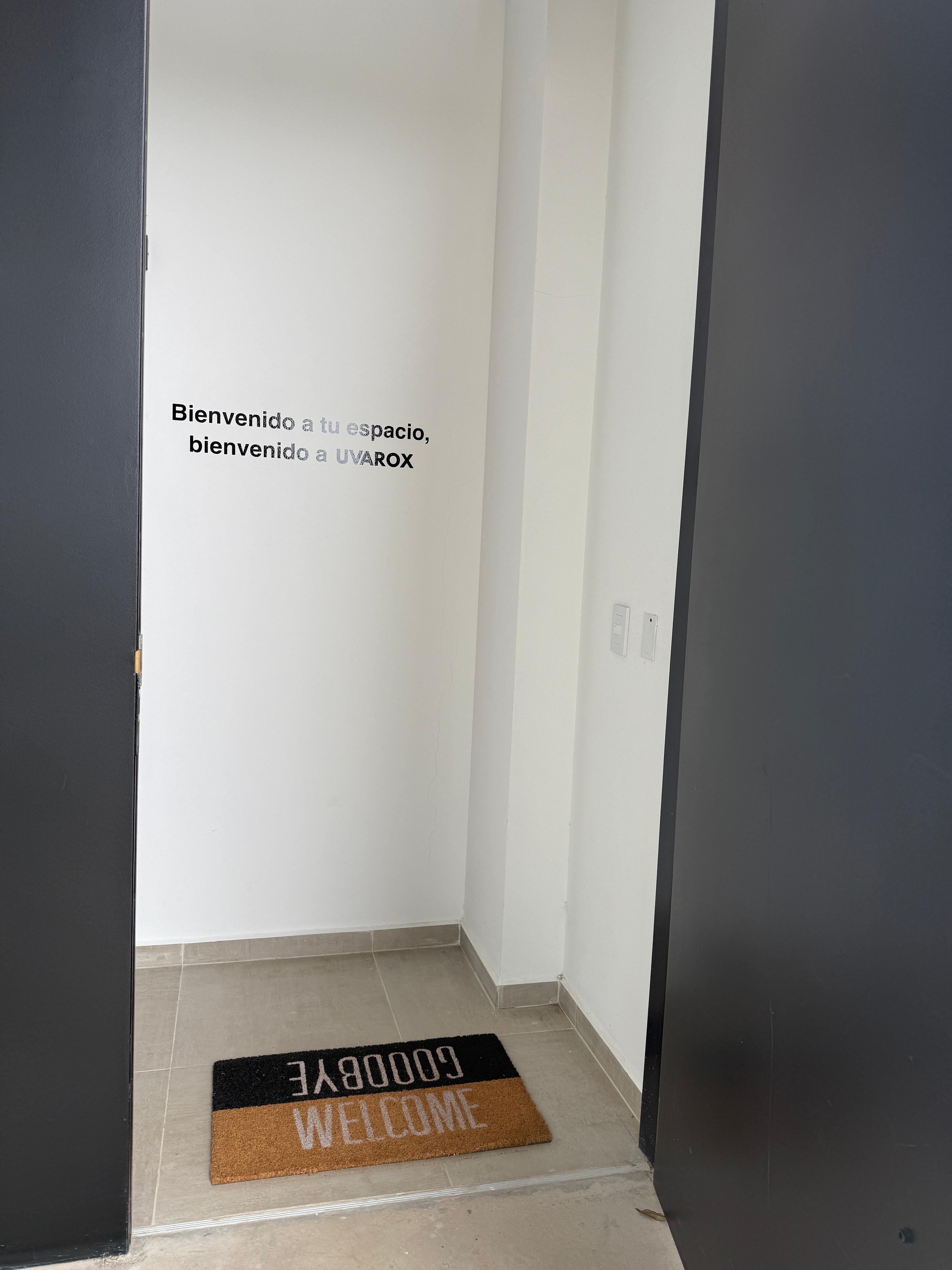 Entrada al local Uvarox - Bienvenido a tu espacio