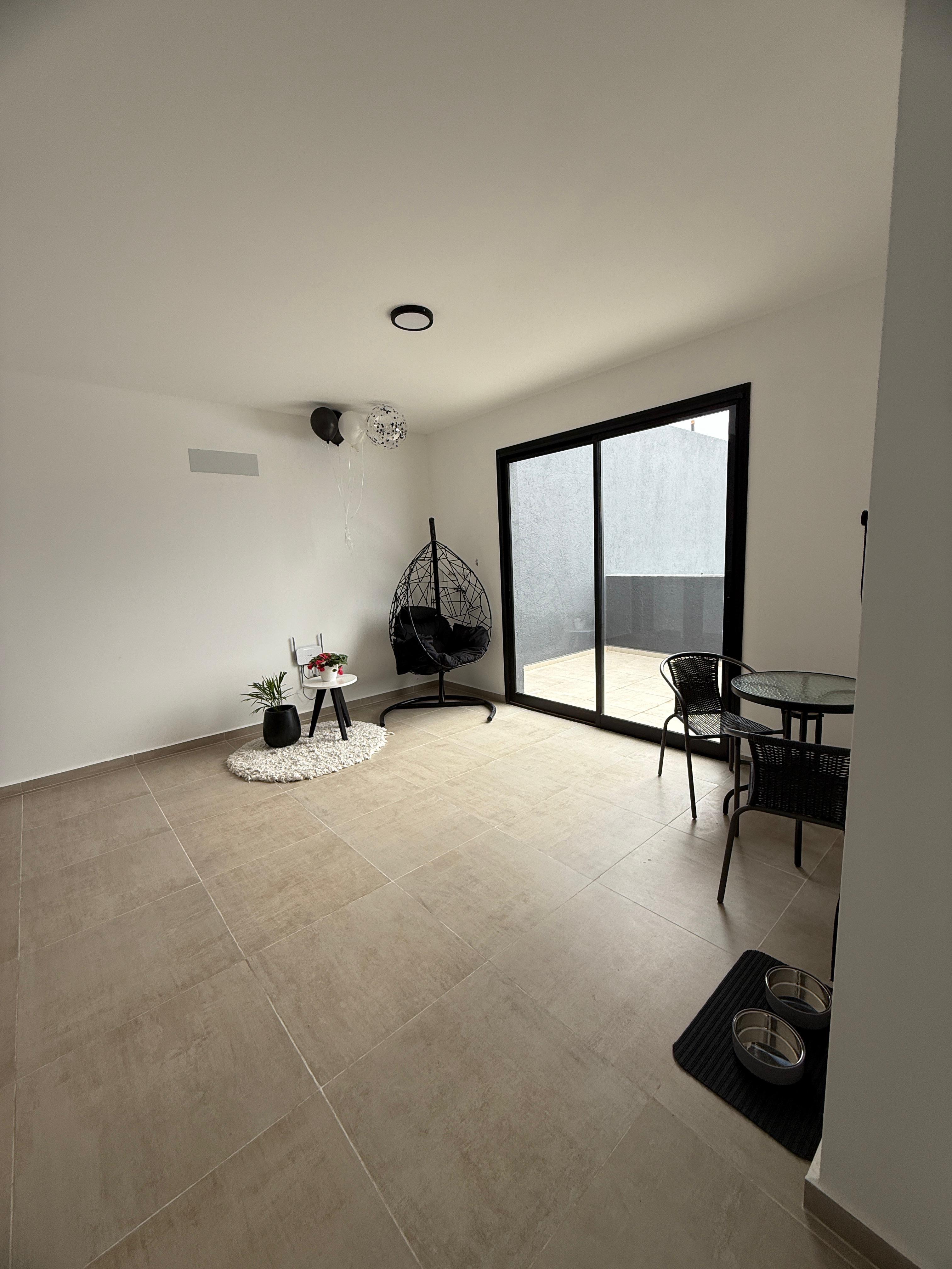 Zona de espera en el local Uvarox