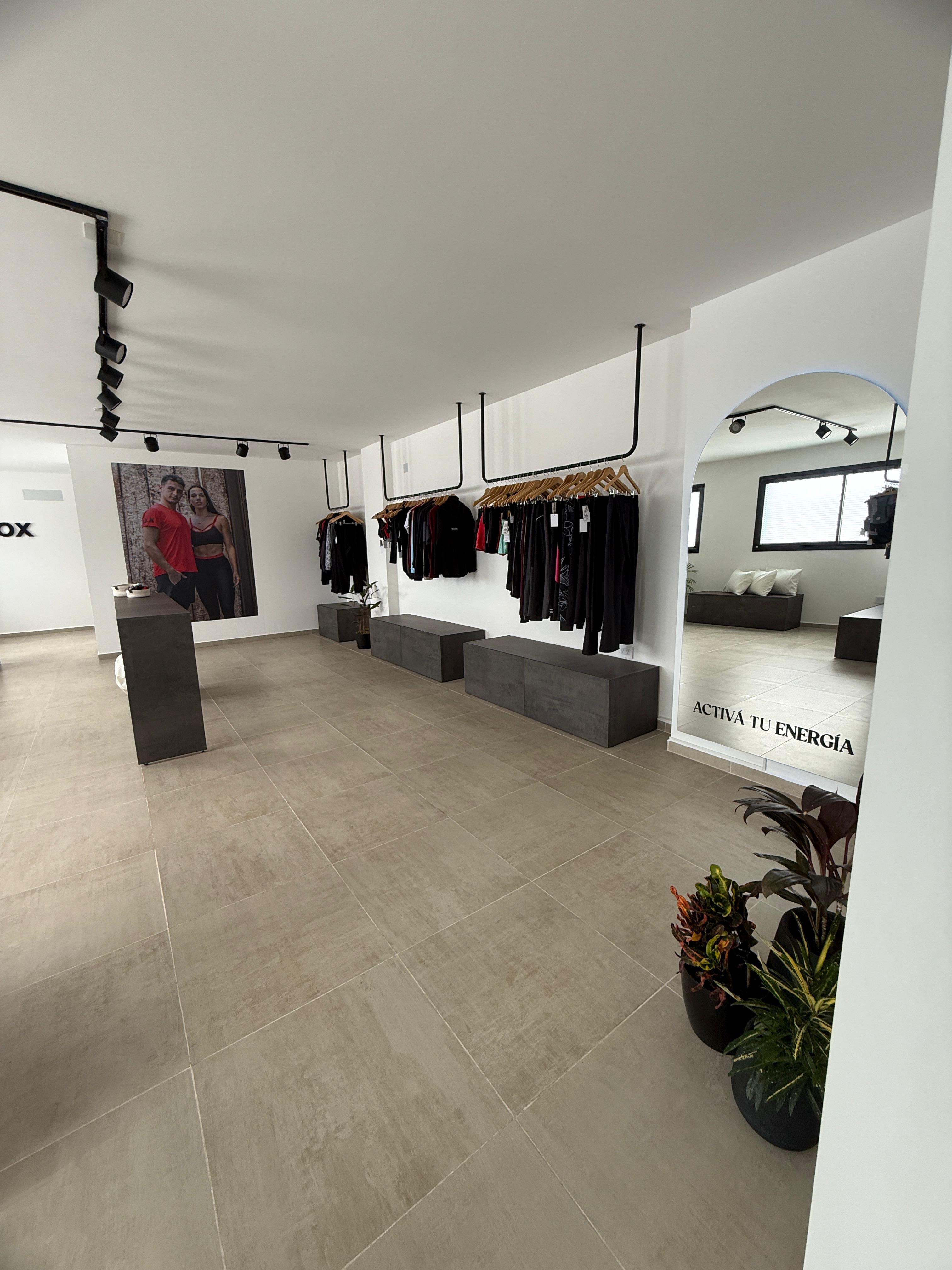 Salón interior con productos