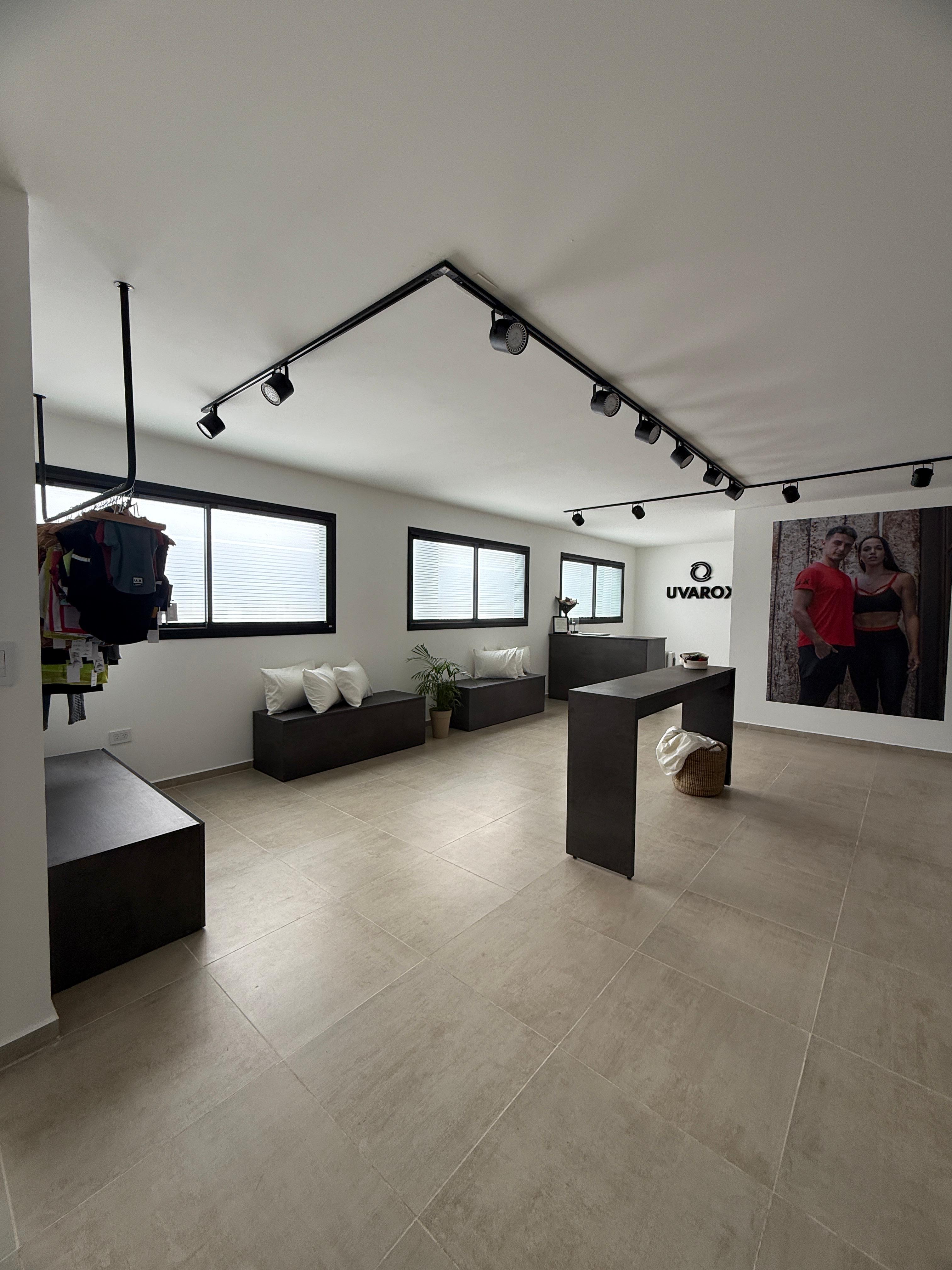 Interior del local Uvarox en Colinas Mall, Córdoba