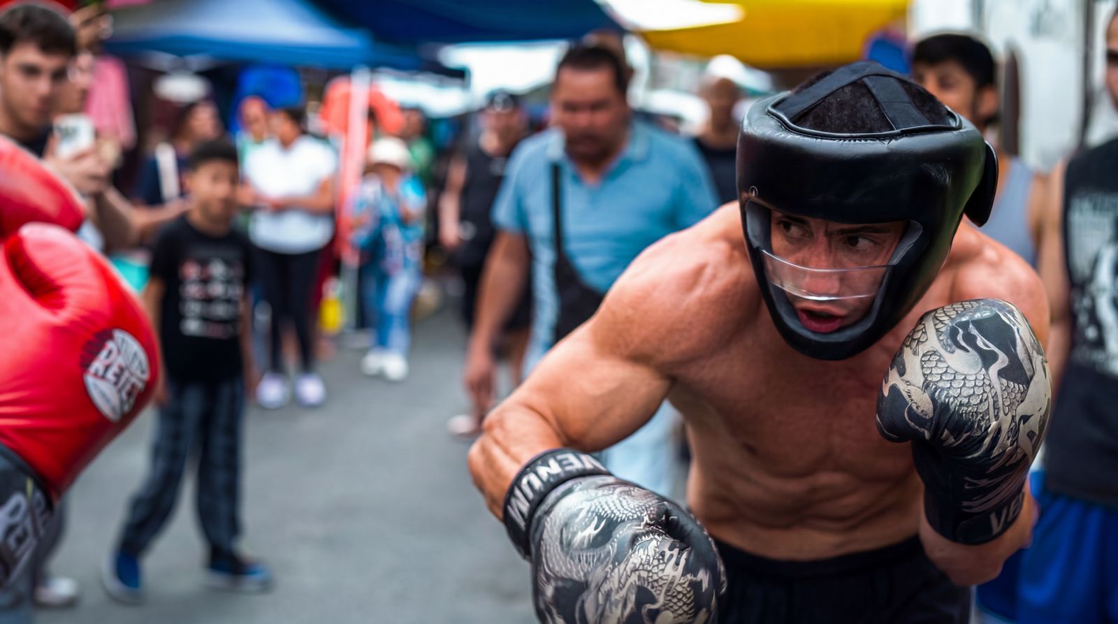 Gero Arias en guardia con cabezal y guantes Venum, primer plano