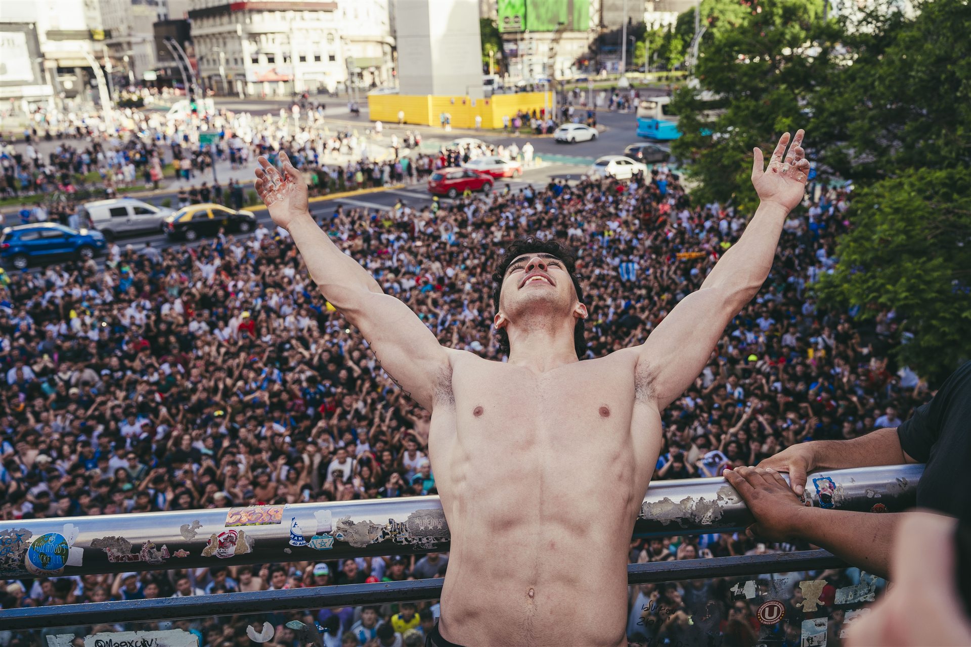 Gero Arias con los brazos abiertos en el Obelisco frente a una multitud, tras cerrar su reto de 366 dominadas