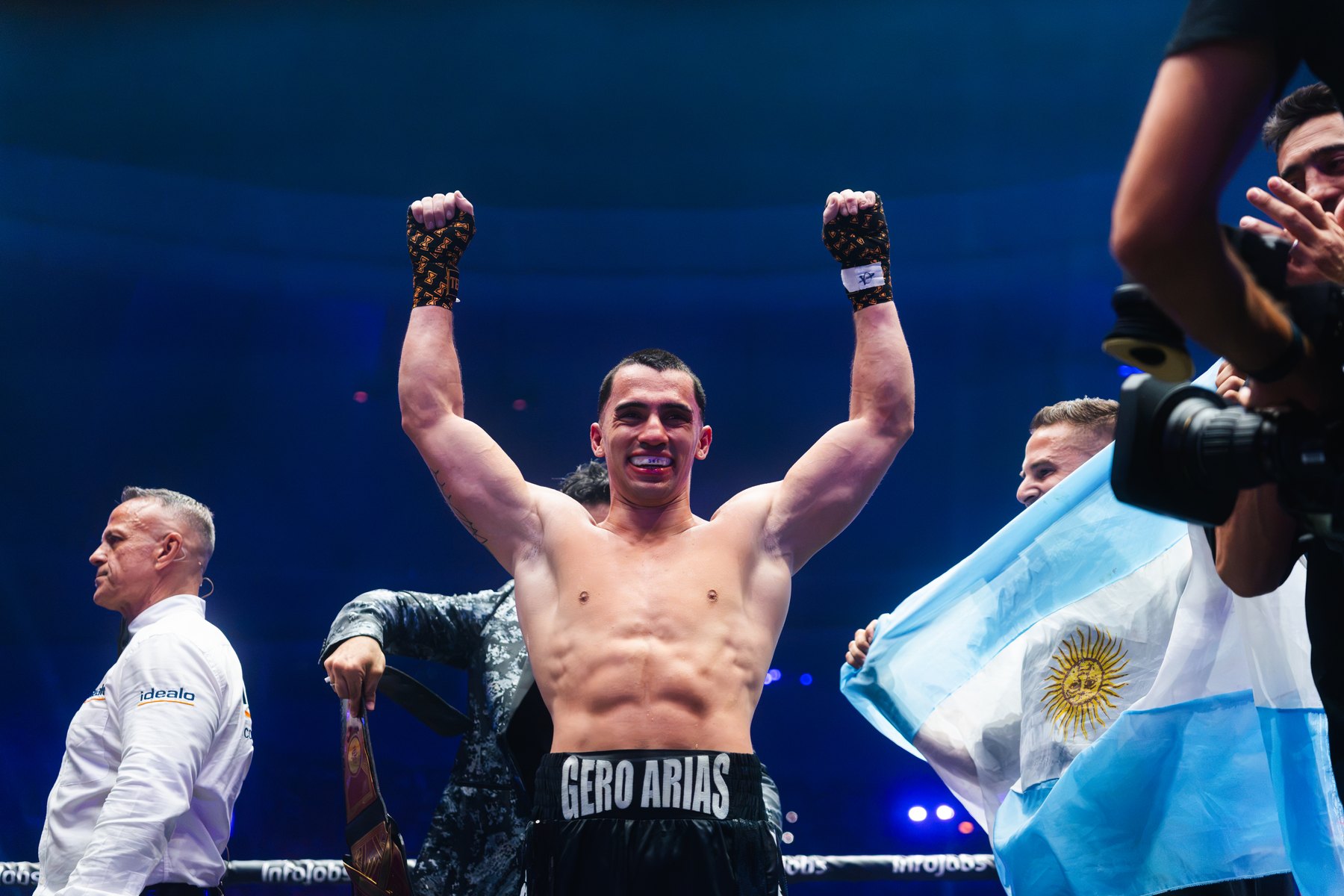 Gero Arias con los brazos en alto y la bandera argentina tras vencer a Viruzz en La Velada del Año 6