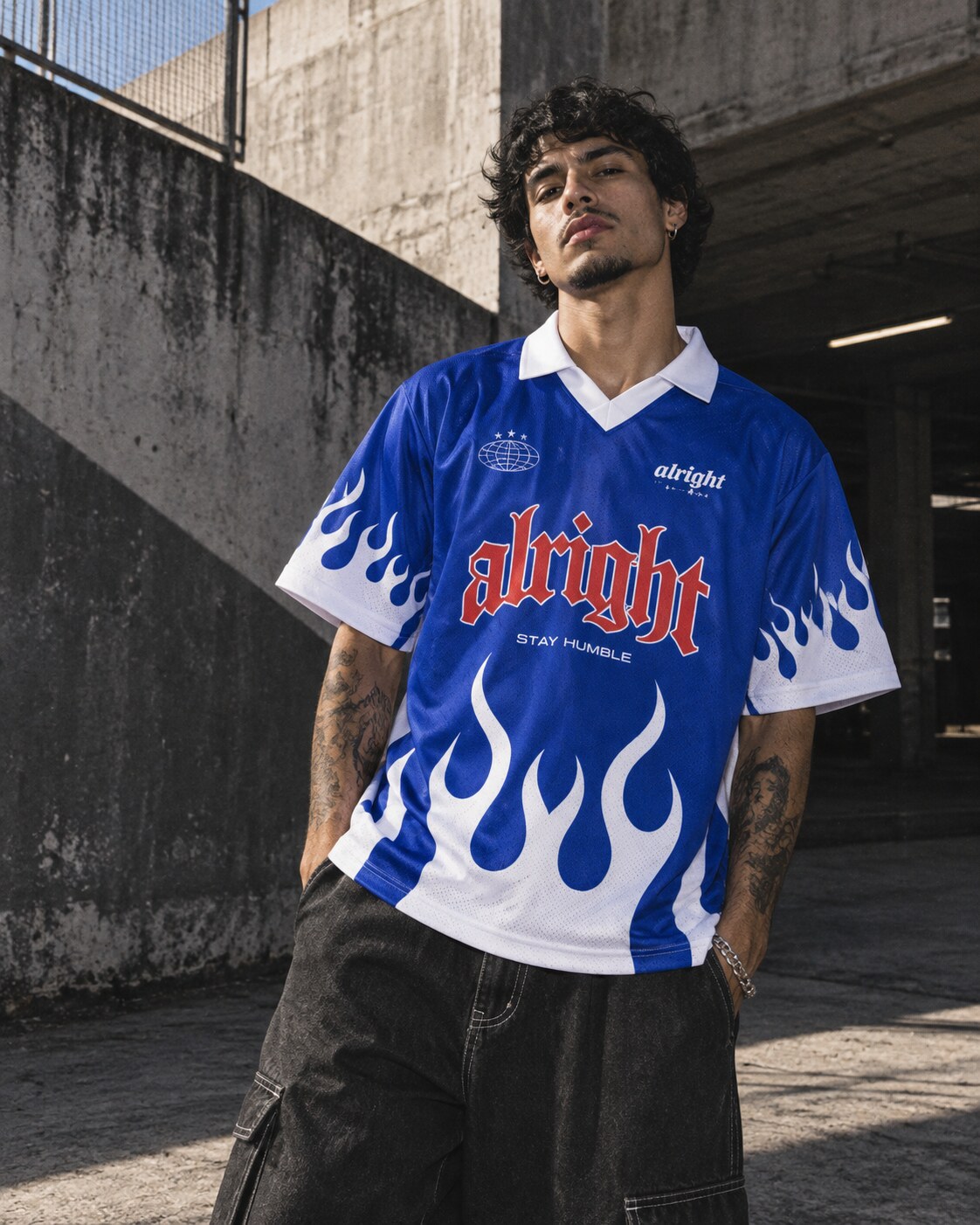 Modelo vestindo Jersey Oversized Alright azul