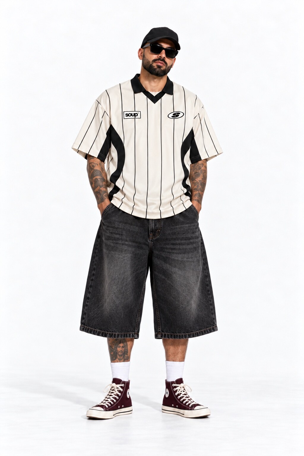 Modelo com jersey SOUP off-white listrada