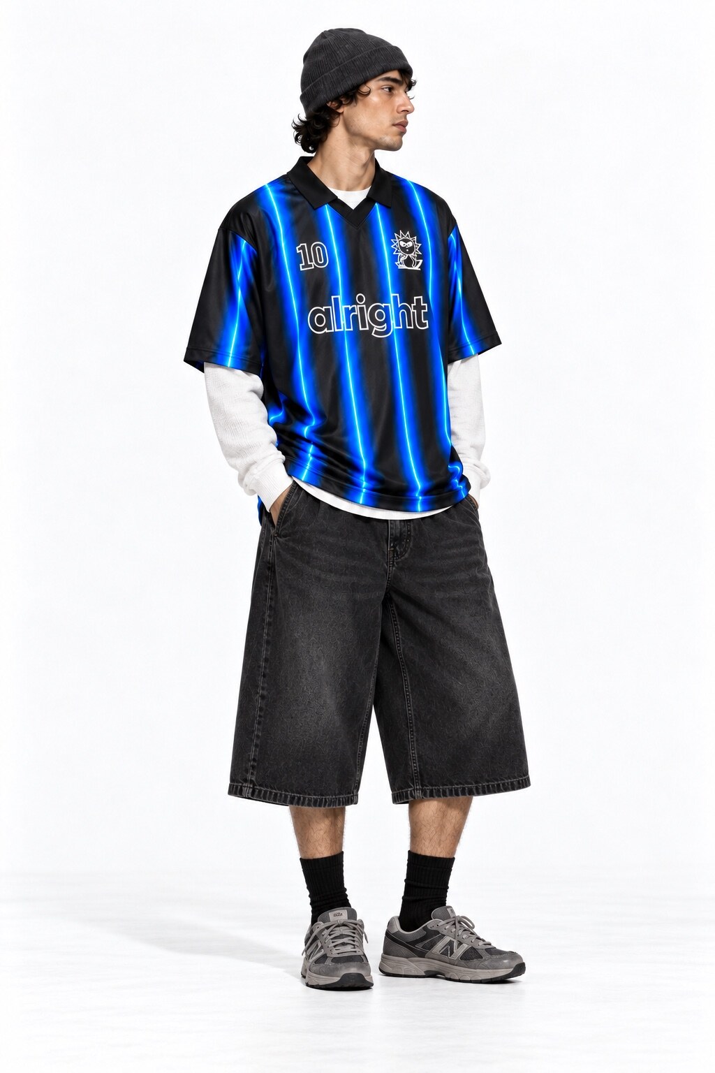 Modelo com jersey SOUP azul e preta