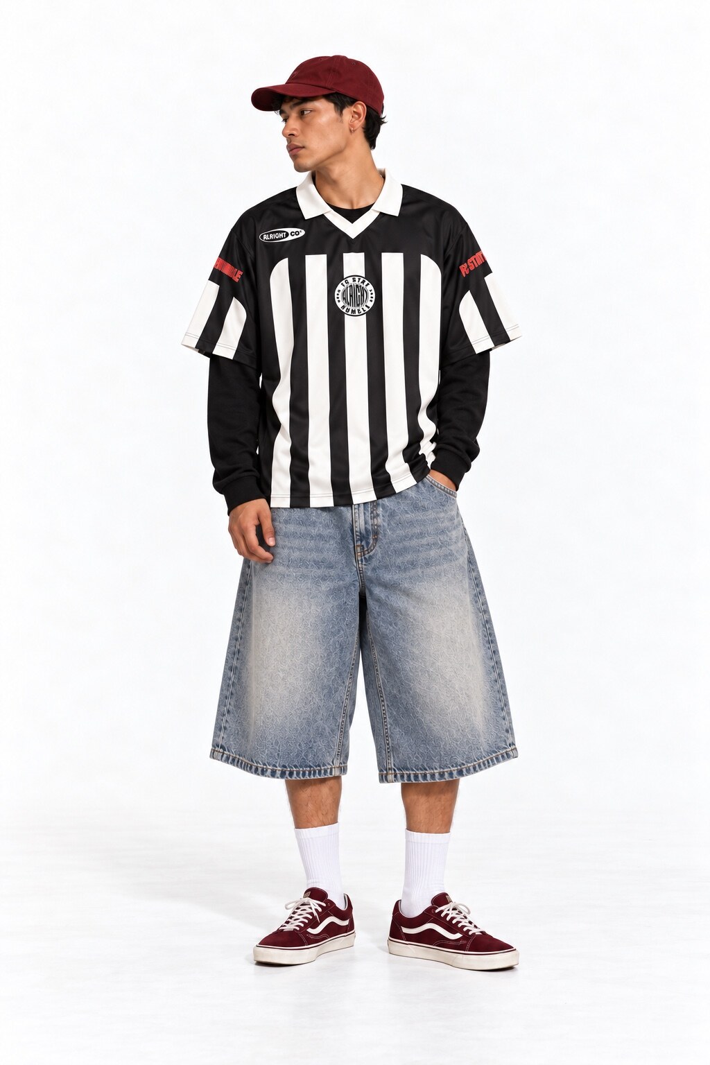 Modelo com jersey SOUP preta e branca