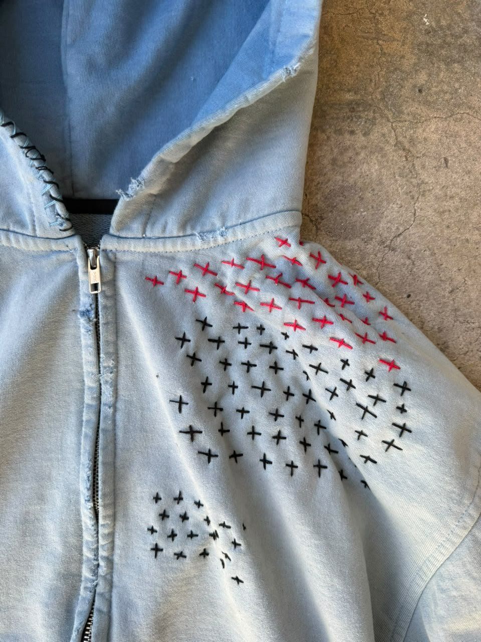 Puntadas sashiko en negro y rojo