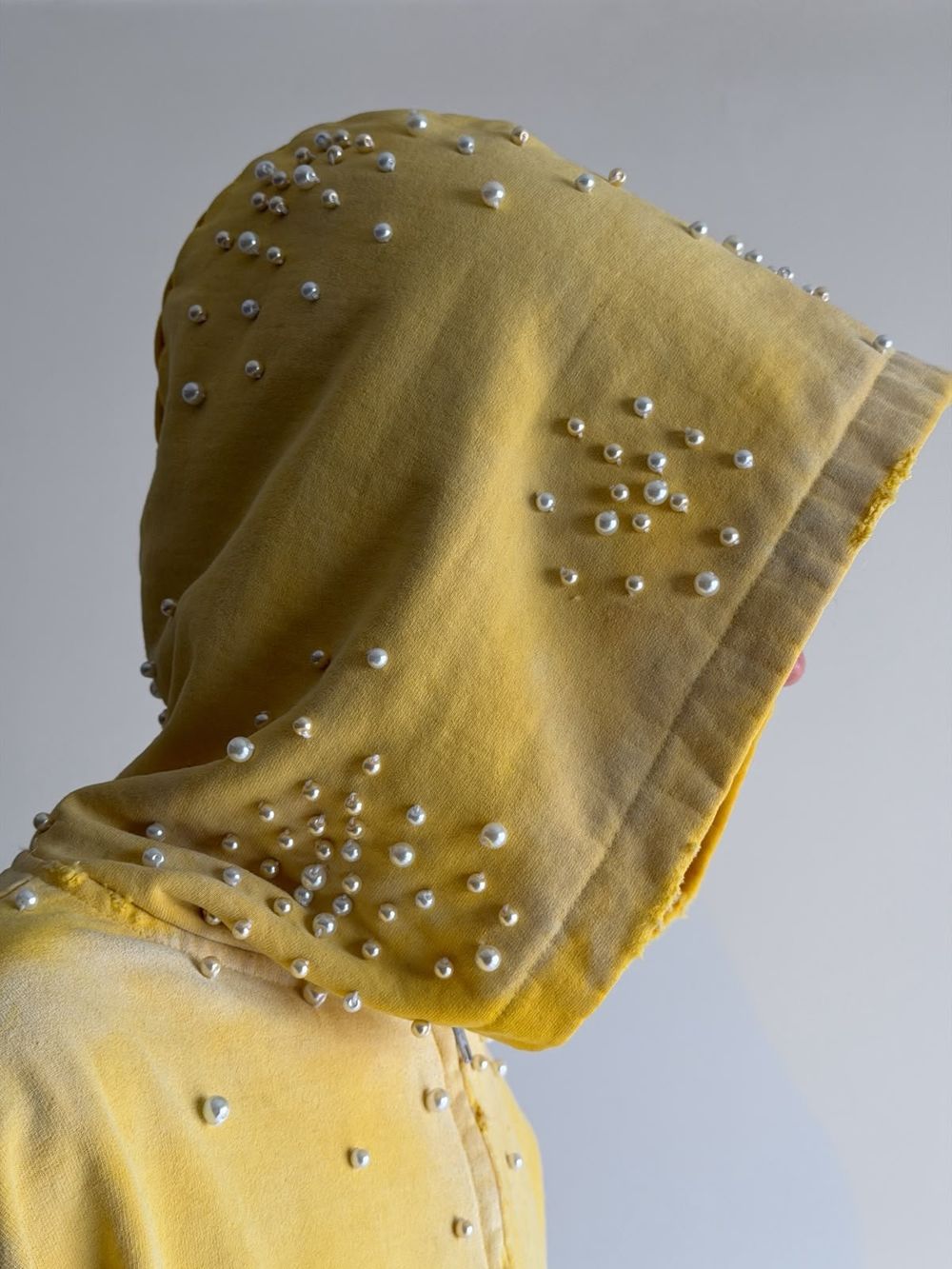 Perlas cosidas a mano en una capucha