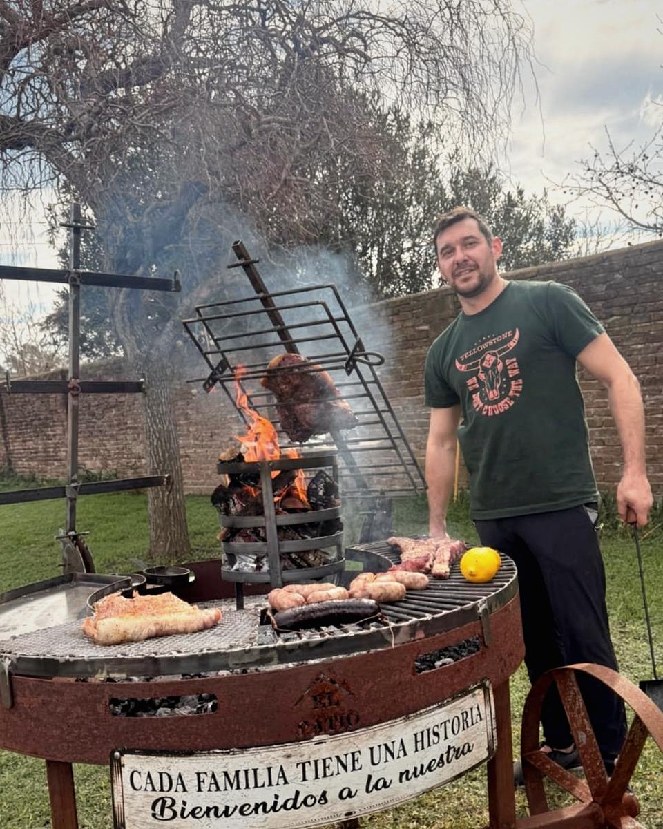 Cliente encendiendo el fuego junto a su fogonero El Patio
