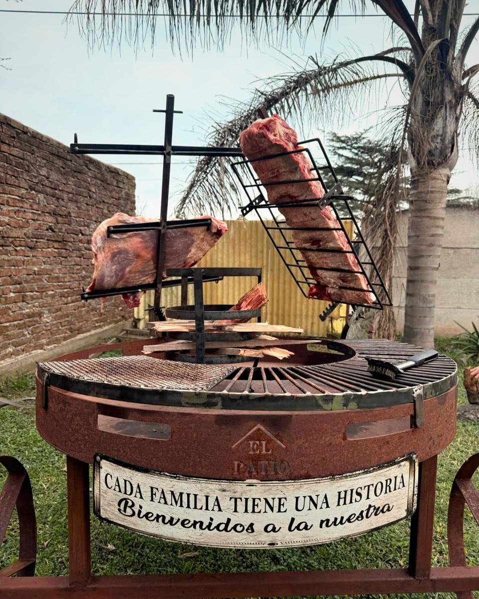 Detalle de un asado a la cruz sobre brasas