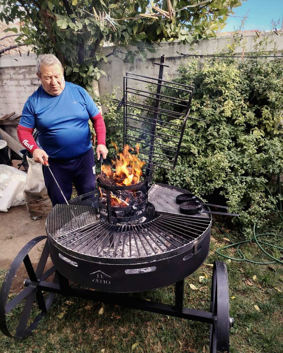 Cliente atizando el fuego de su fogonero