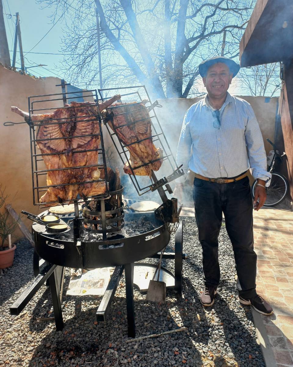 Cliente preparando un cordero al asador