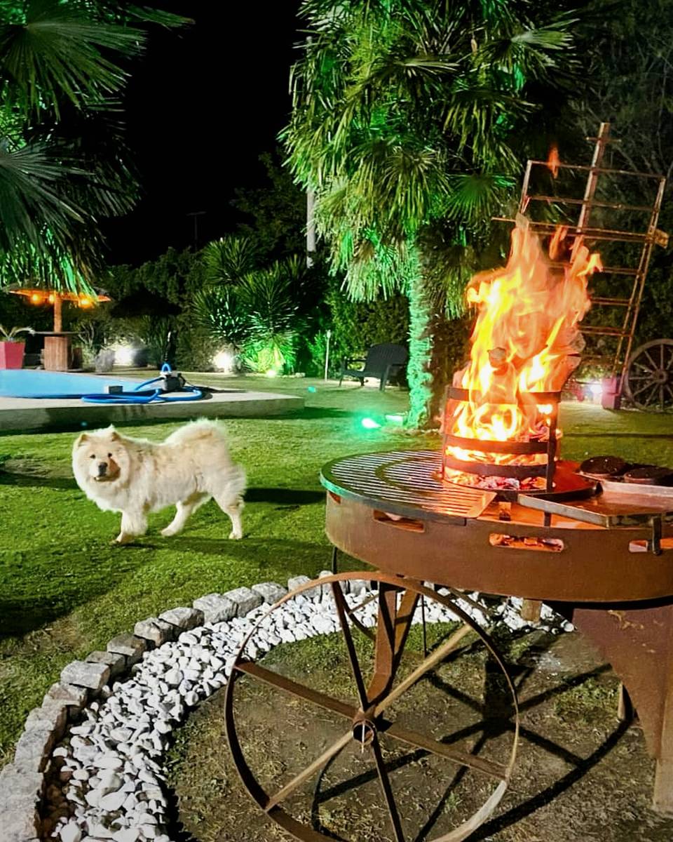 Fuego nocturno en un fogonero El Patio