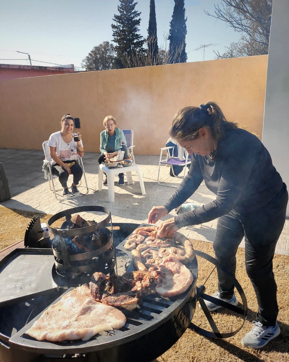 Grupo de mujeres reunidas alrededor del fuego