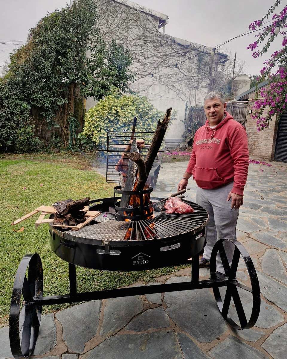 Cliente acomodando leña junto al fogonero