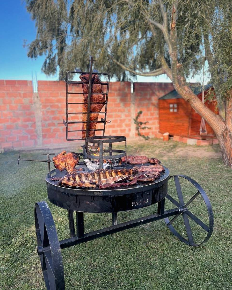 Asado completo servido en la mesa