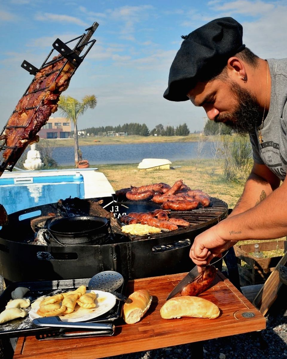 Cliente junto al fogonero frente a un lago