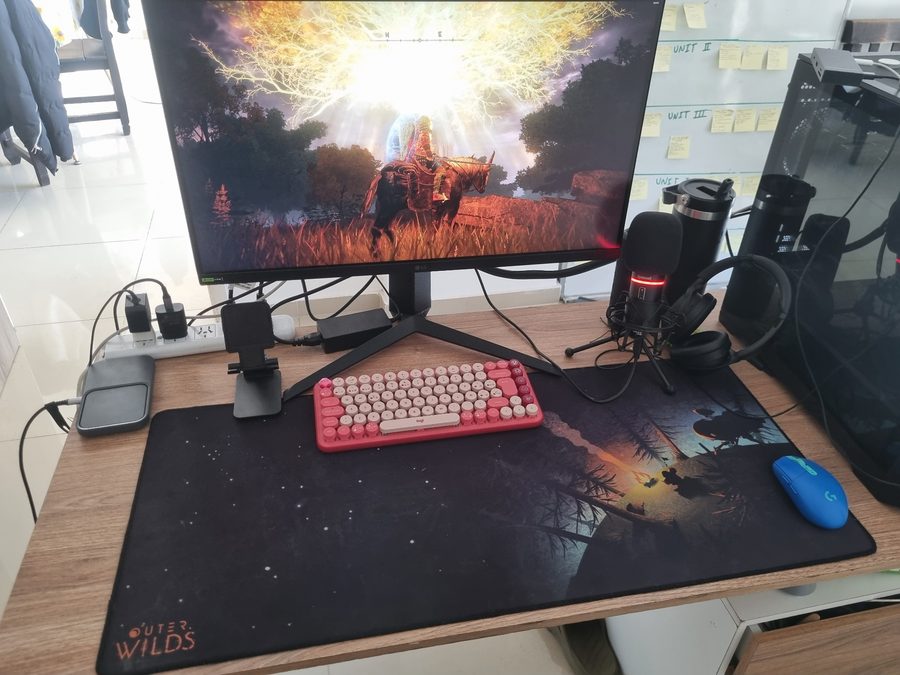 Setup de Memo con desk pad personalizado y keycap Kirby