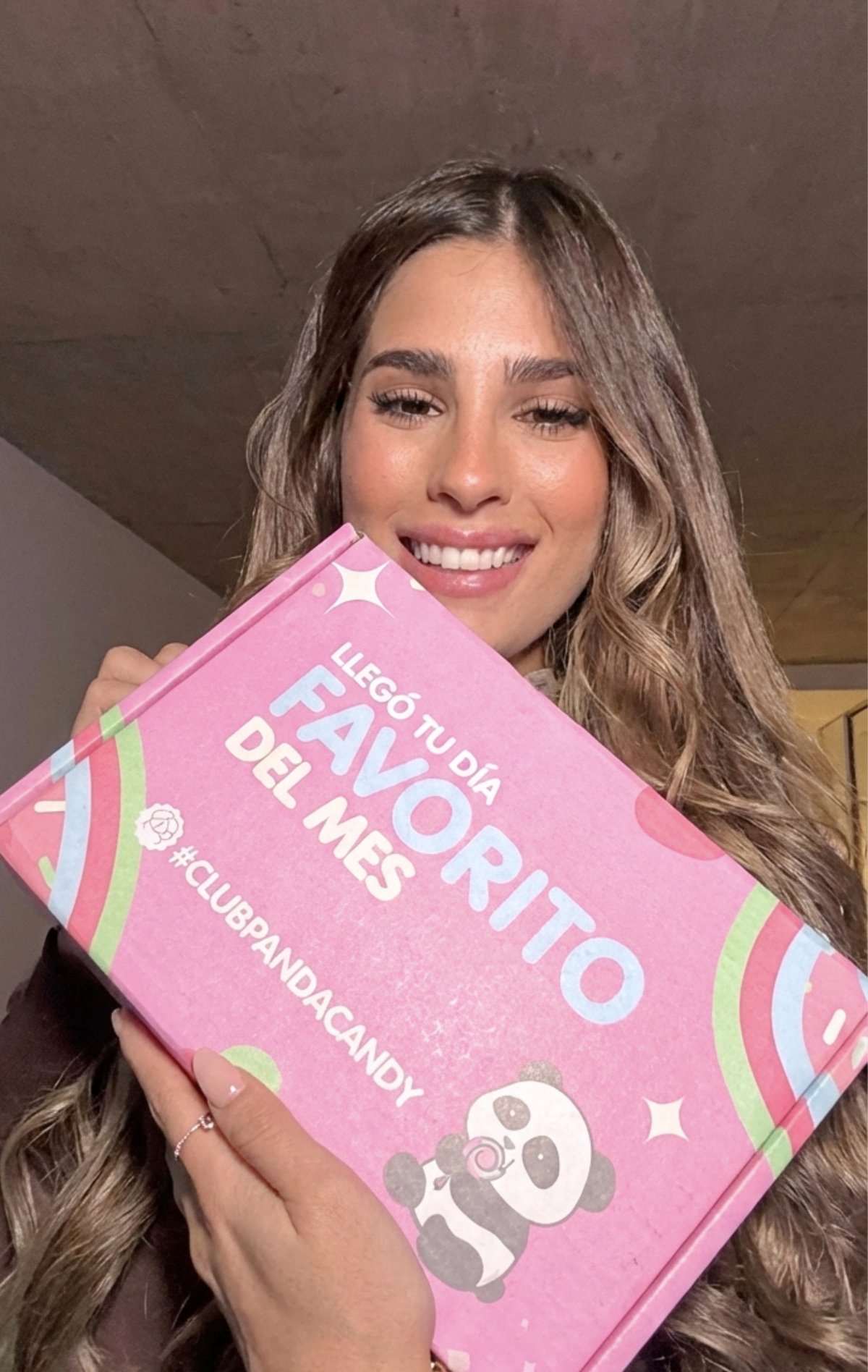 Miembro del Club Panda Candy con la caja Favorito del mes
