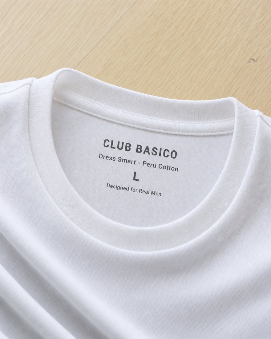Cuello de la Remera Pima: el rib se une al cuerpo sin costura a la vista