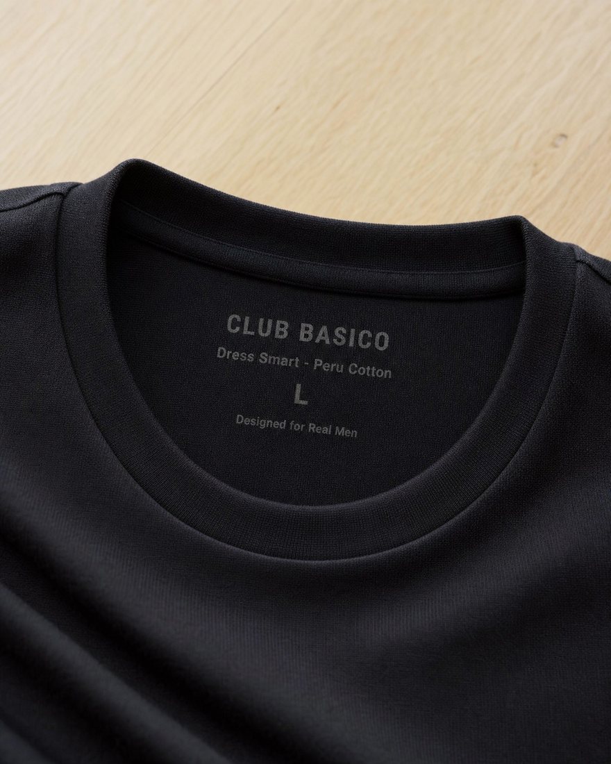 Interior del cuello de la Remera Pima: la marca impresa sobre la tela, sin etiqueta cosida