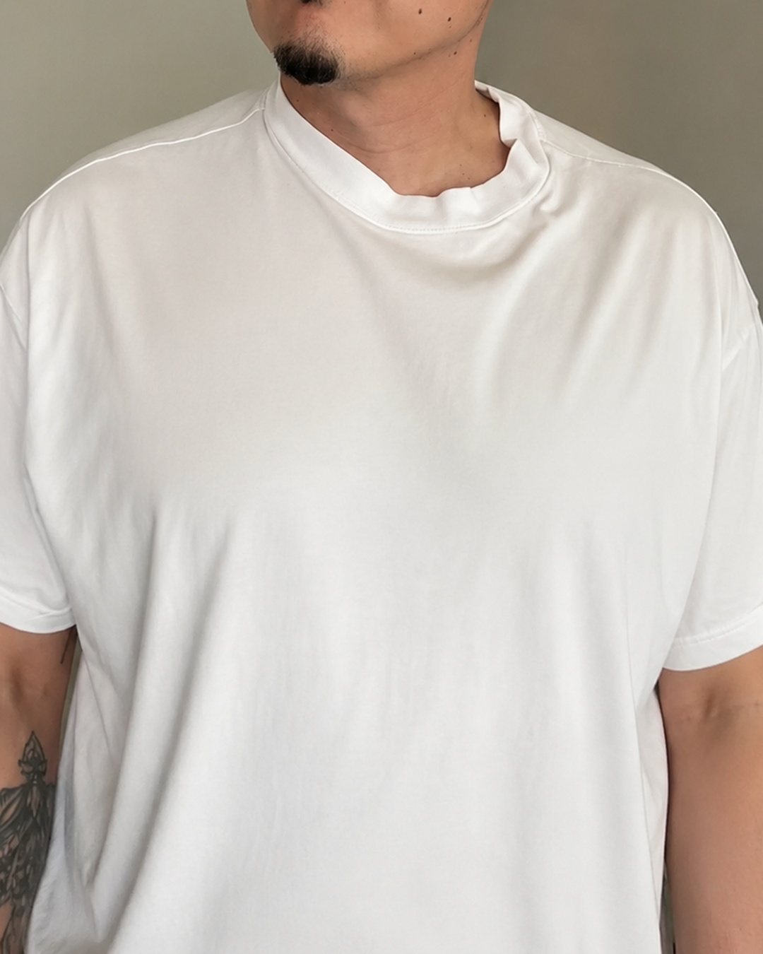 El cuello vencido de una remera cualquiera