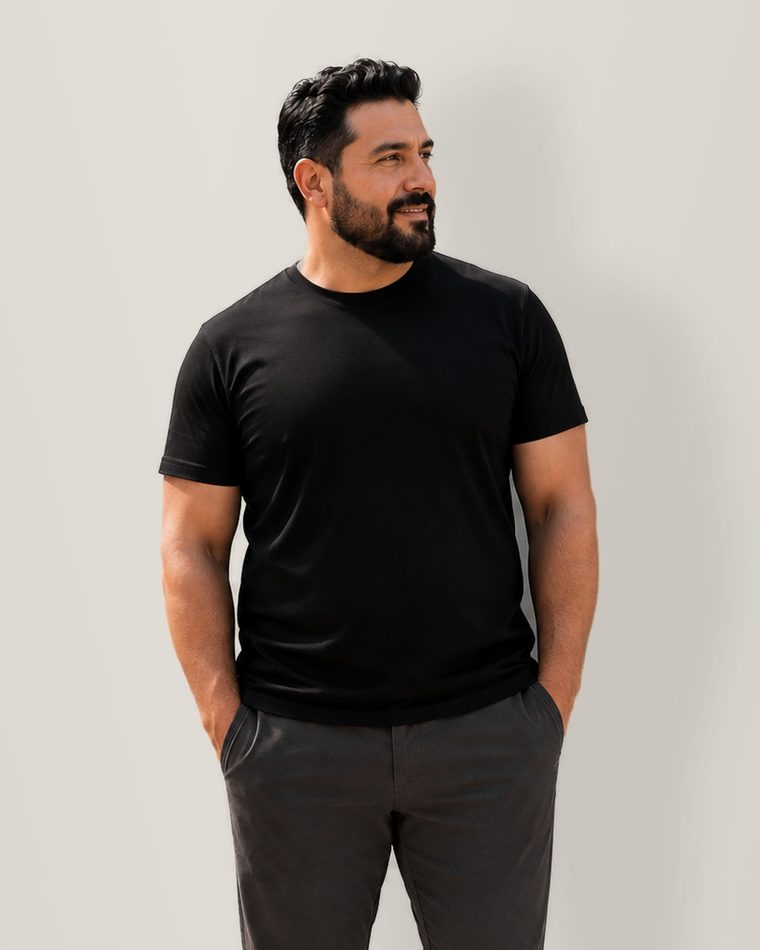 Modelo de 188 cm y 110 kg usando talle 2XL