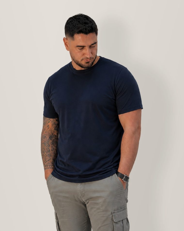 Modelo de 194 cm y 127 kg usando talle 3XL