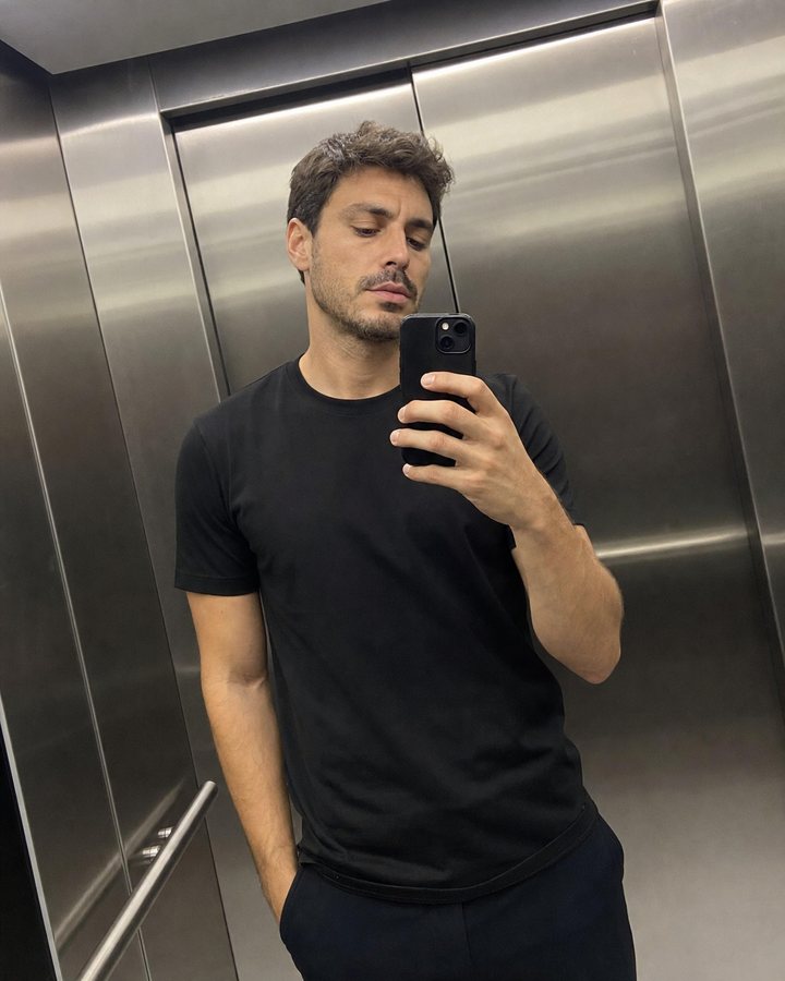 Cliente de Club Basico con su remera de algodon Pima