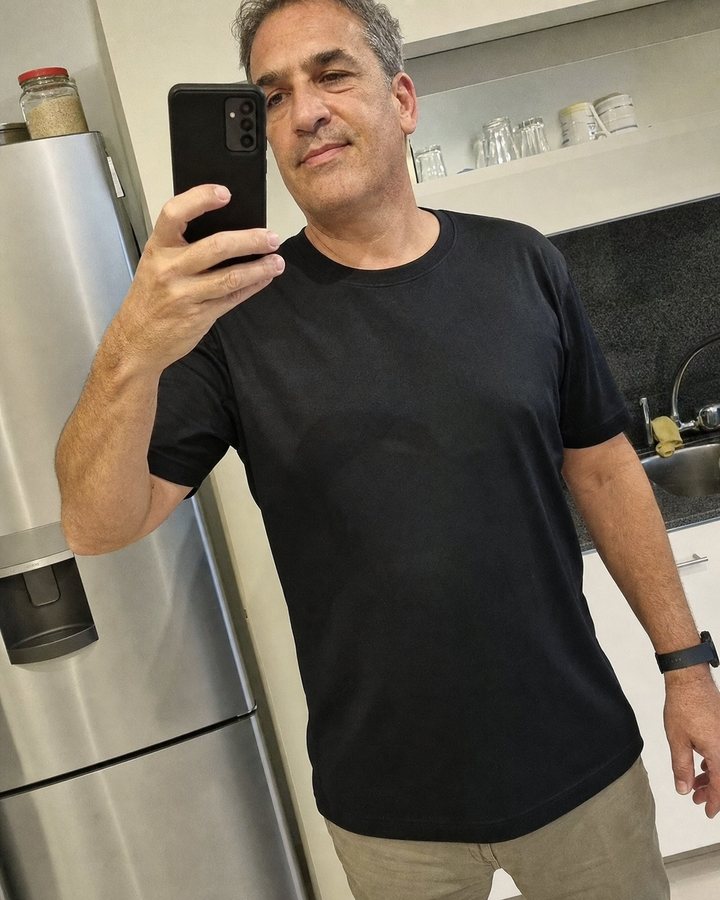 Cliente de Club Basico con su remera de algodon Pima