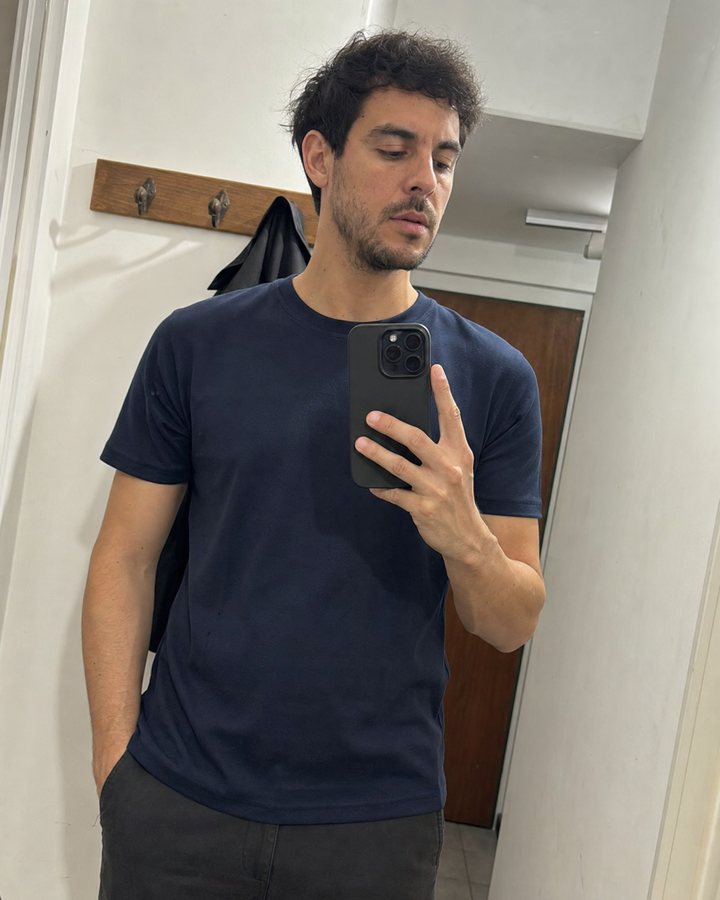 Cliente de Club Basico con su remera de algodon Pima