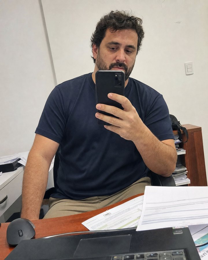 Cliente de Club Basico con su remera de algodon Pima