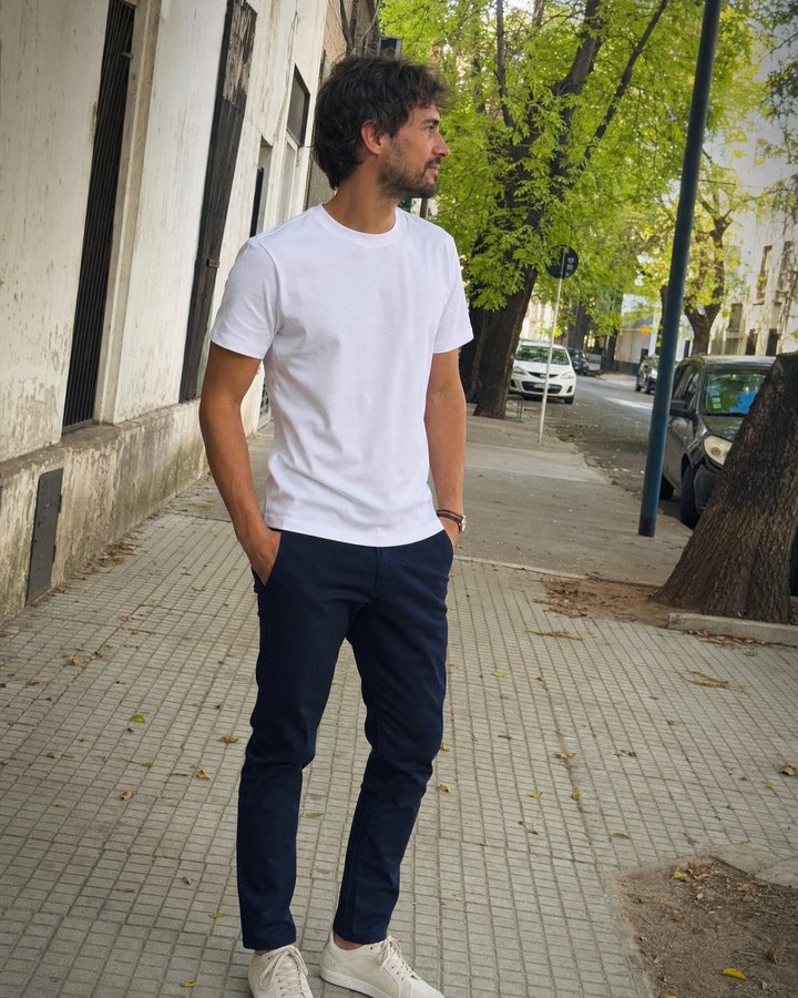Cliente de Club Basico con su remera de algodon Pima