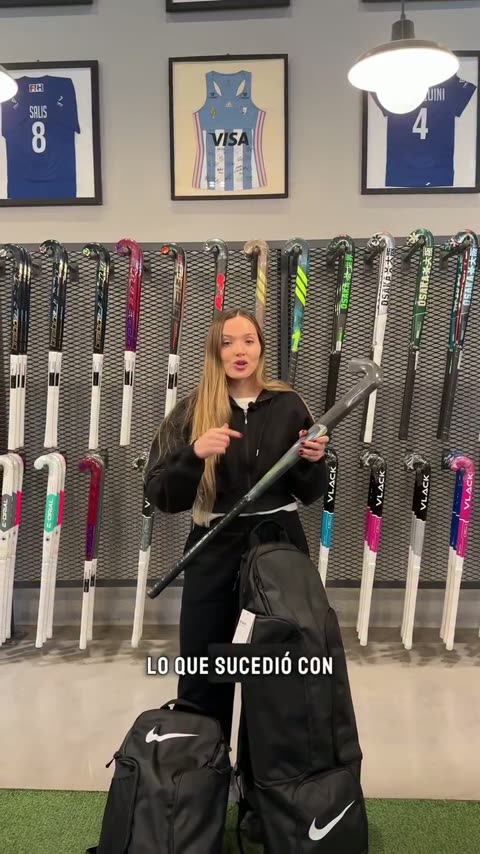 Débora de Río Negro con su pedido Nike