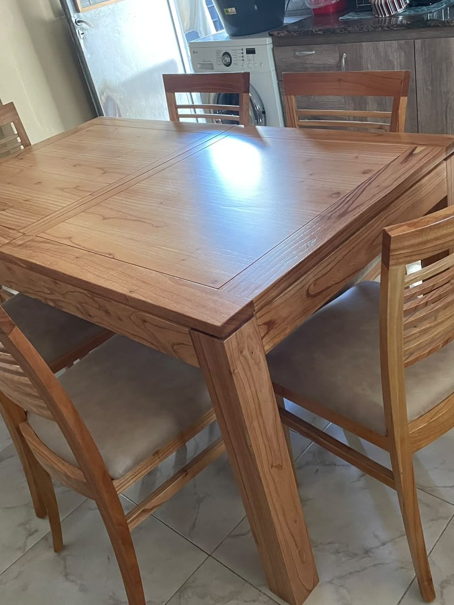Mesa contemporánea extensible con sillas Ray en una cocina