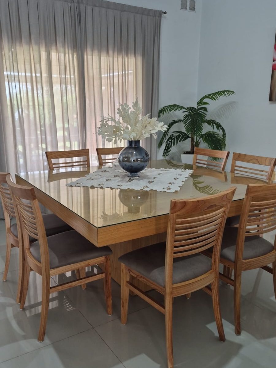 Mesa Camello cuadrada con ocho sillas Ray en un comedor