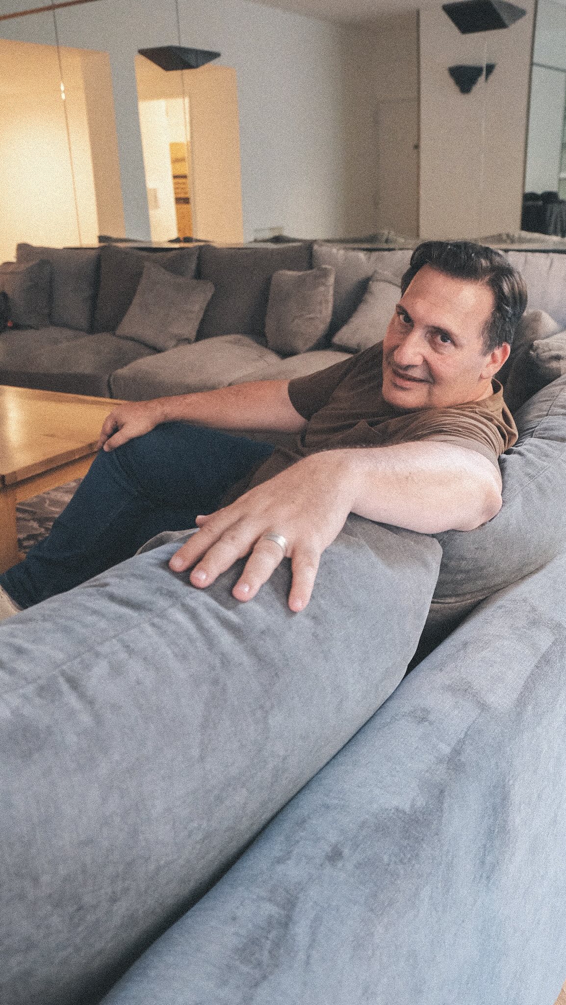 Paulo Kablan junto a su sofá Miami