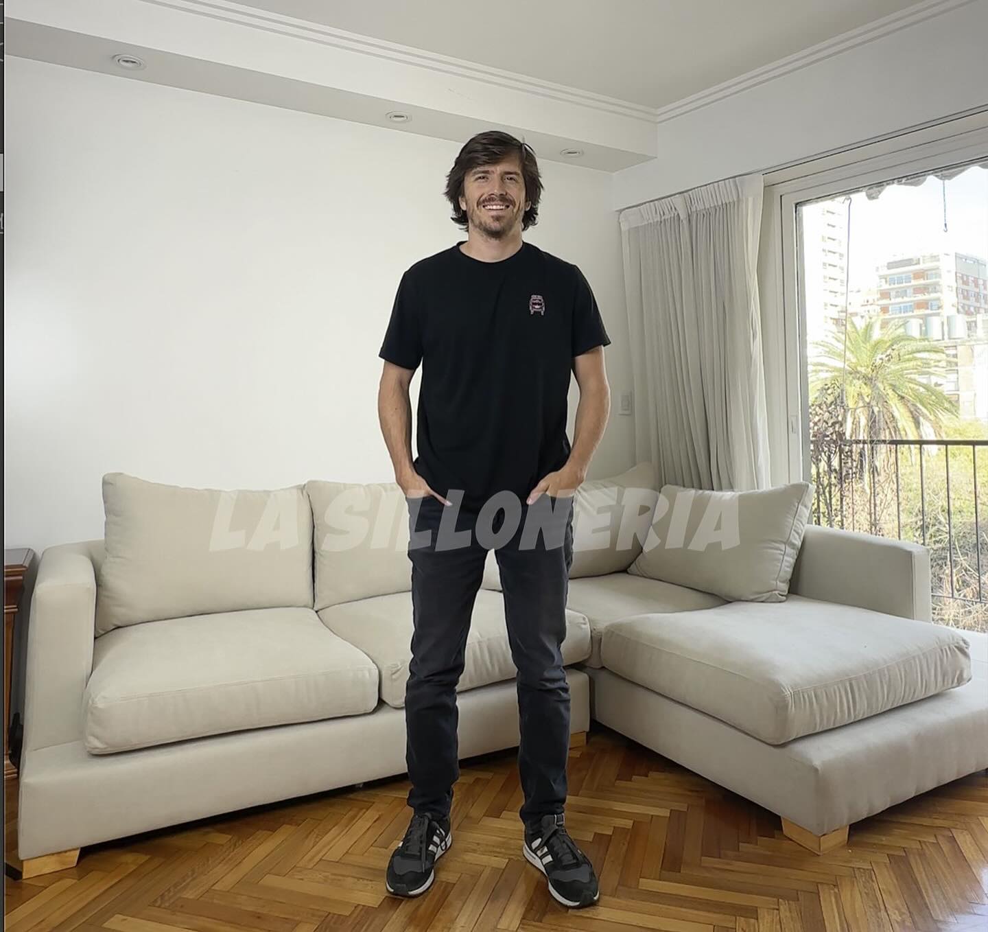 Uki junto al sofá Amsterdam que eligió para su casa