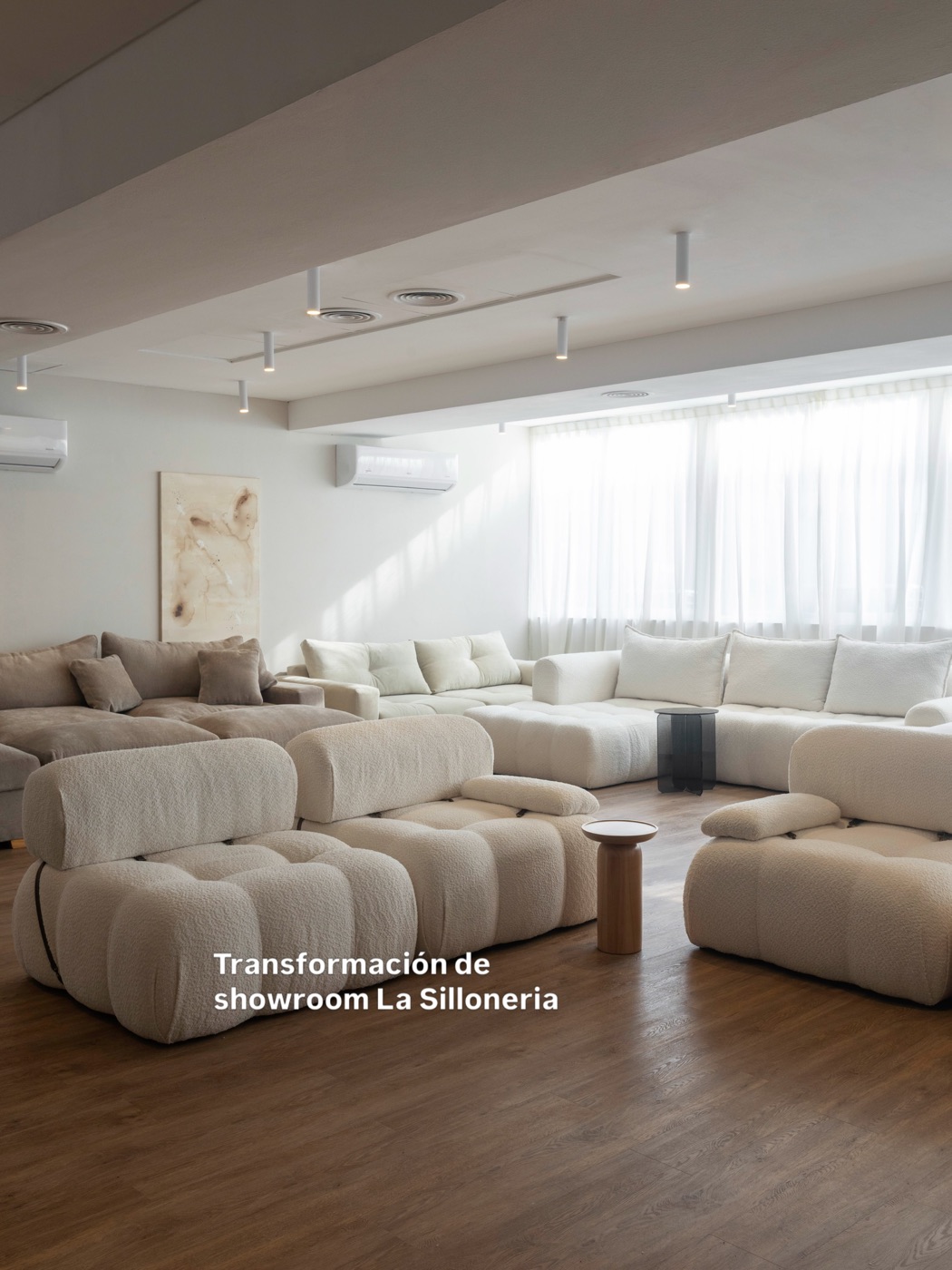 Nuestro showroom de La Sillonería, con sofás claros, ventanales y luz natural