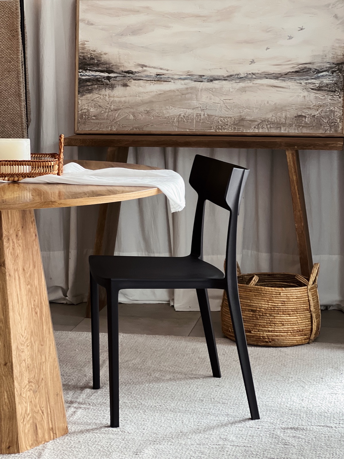 Silla Río negra junto a una mesa de madera en un comedor