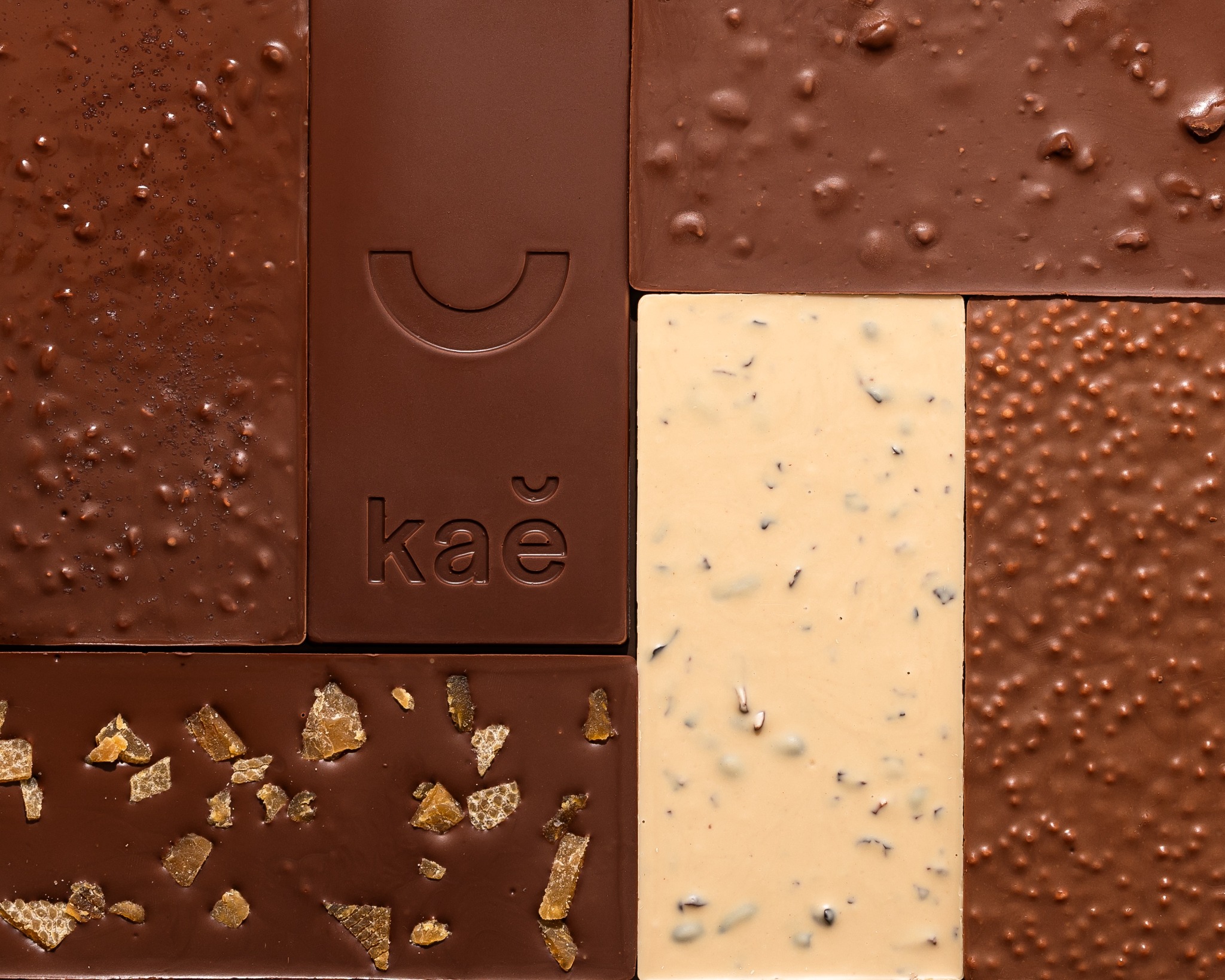 Seleção de chocolates Kaê com diferentes sabores e ingredientes brasileiros