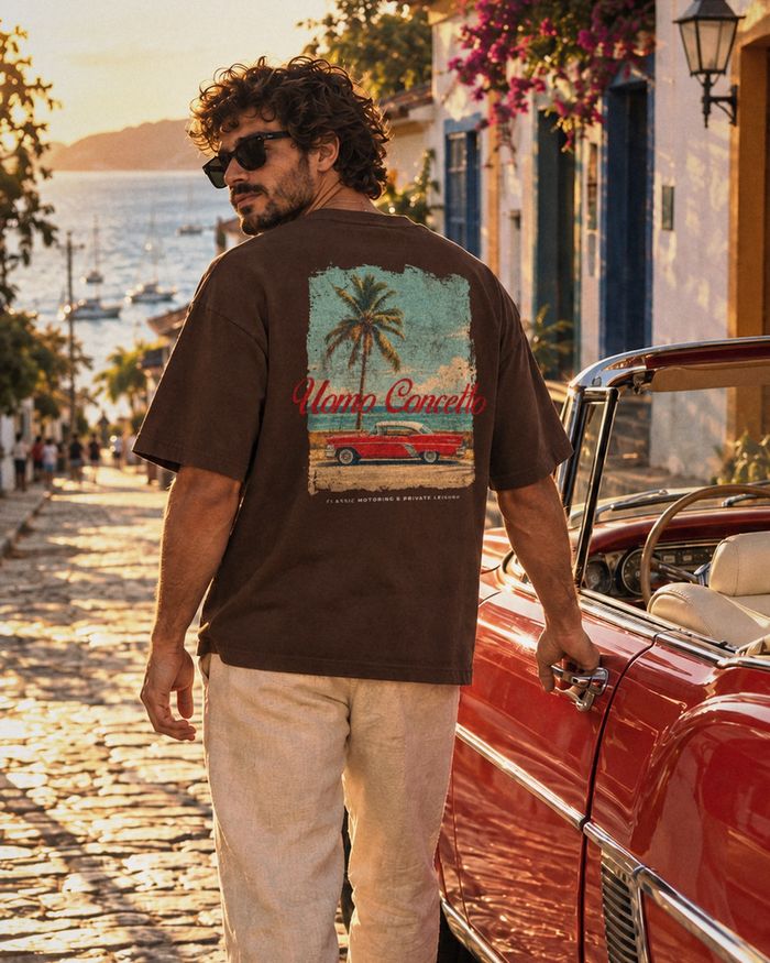 Classic Motoring marrom, abrindo a porta de um conversível vermelho na Rua das Pedras, em Búzios