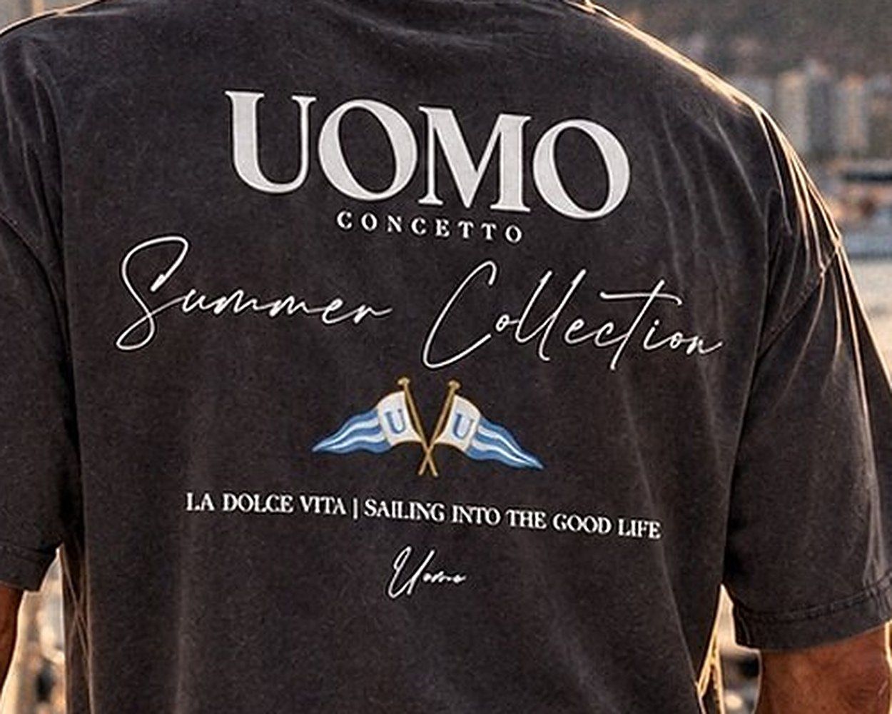 Detalhe da estampa Summer Collection nas costas da camiseta chumbo estonado