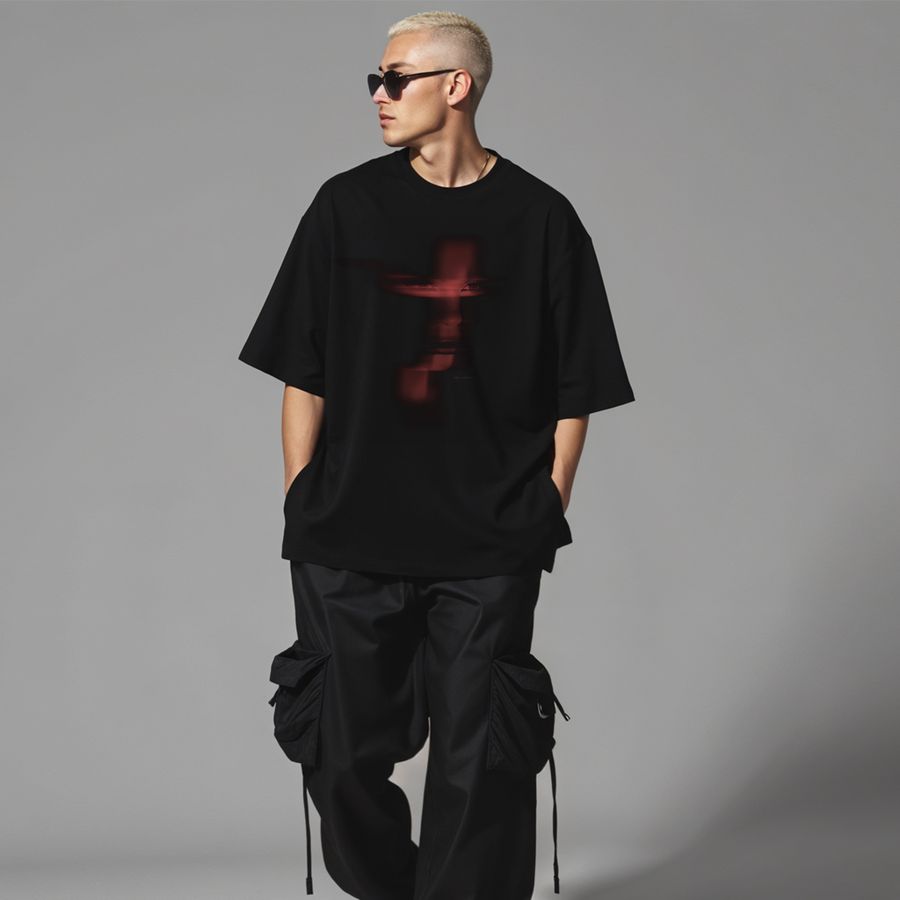Modelo vestindo a camiseta Humbre Eclipse, preta