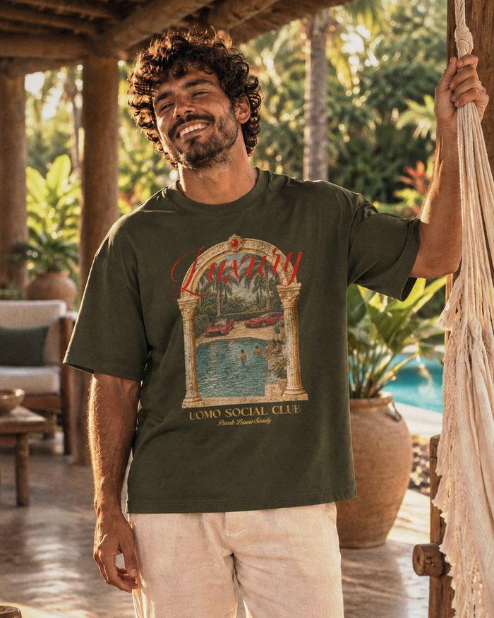 Luxury verde militar, rindo ao lado da rede na varanda de uma villa em Trancoso