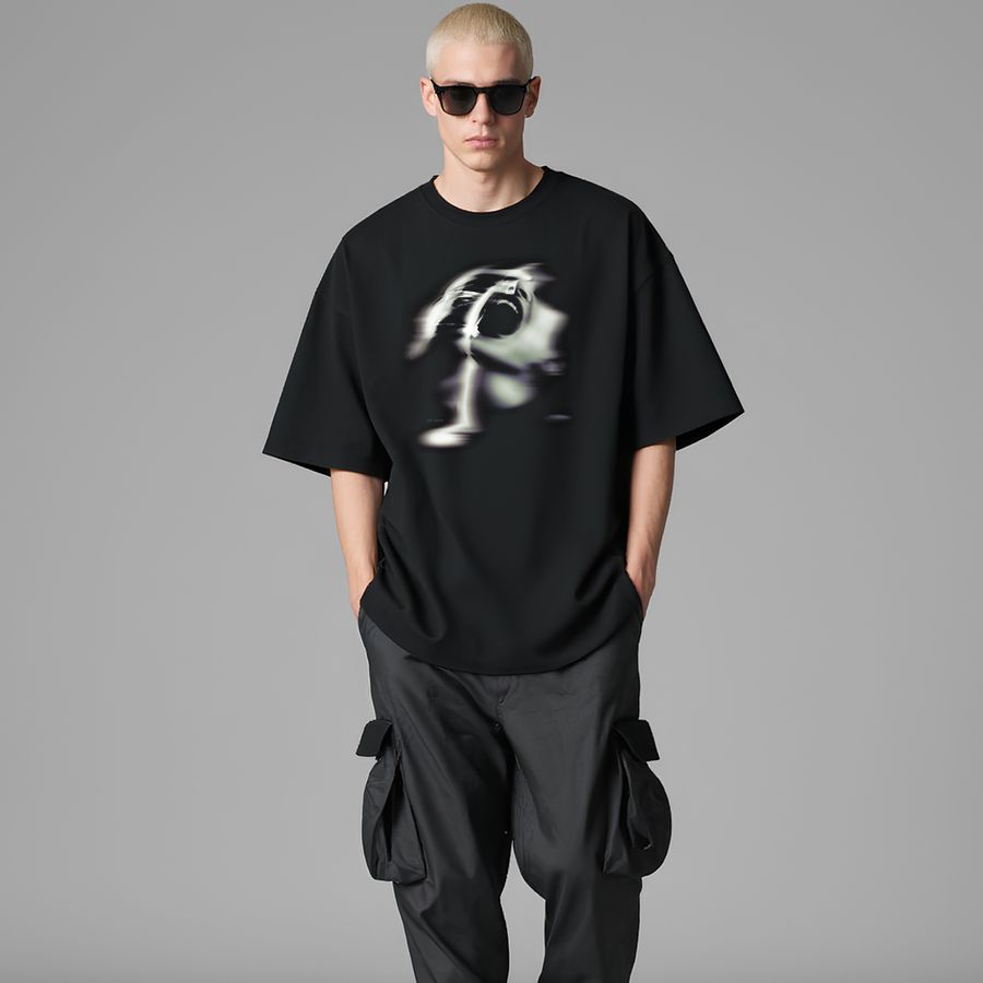 Modelo vestindo a camiseta Humbre Void, preta