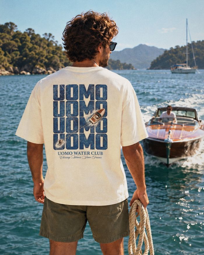 Water Club off-white, de costas no píer em Angra dos Reis, com a lancha de mogno chegando
