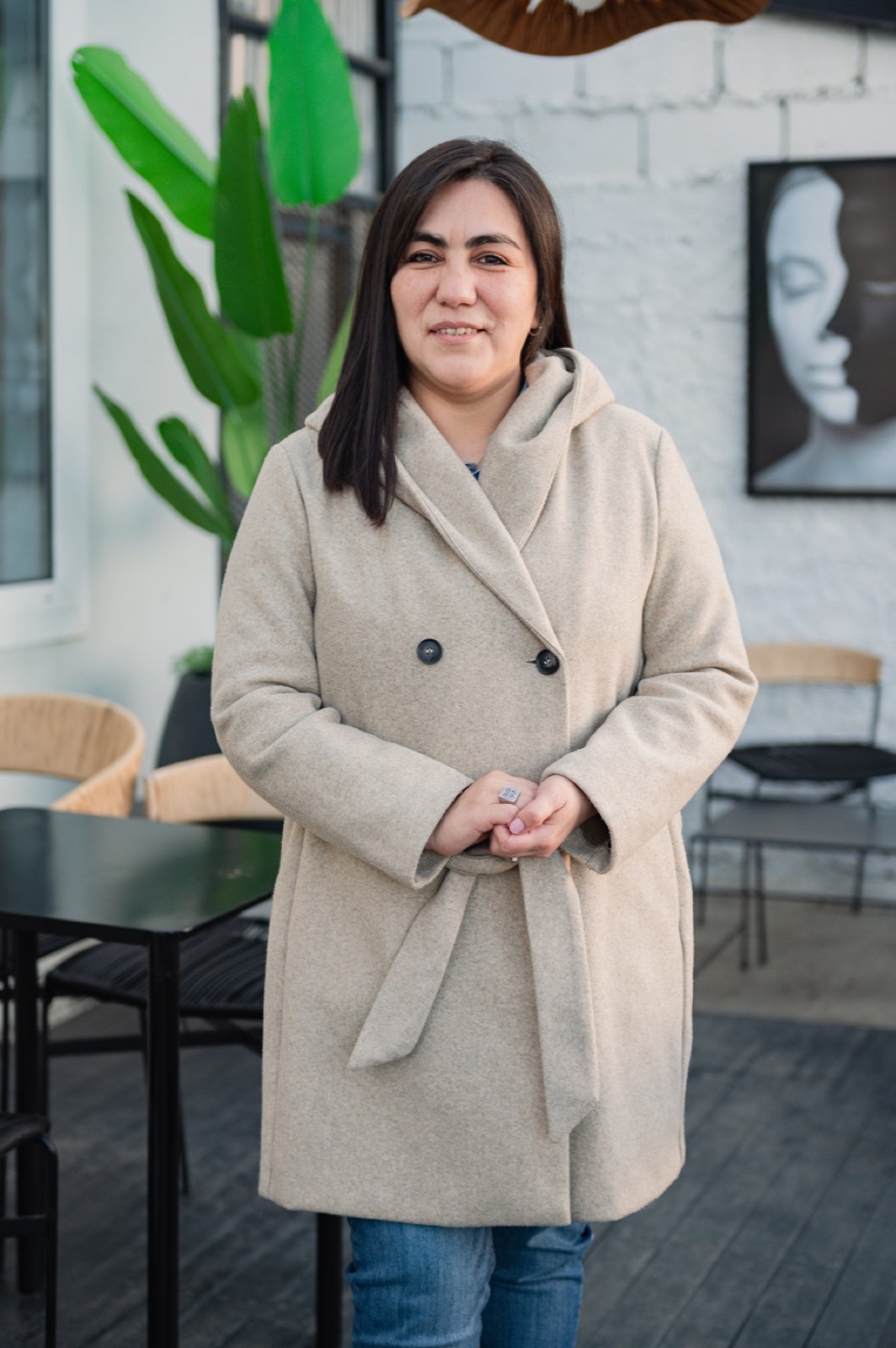 Mariela Aguila de pie, con una mirada serena.